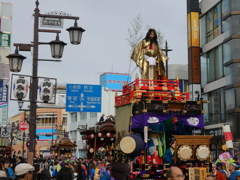 通りに並ぶ山車たち