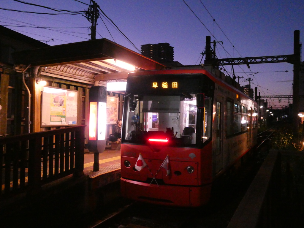 夕暮れ時の三ノ輪橋駅
