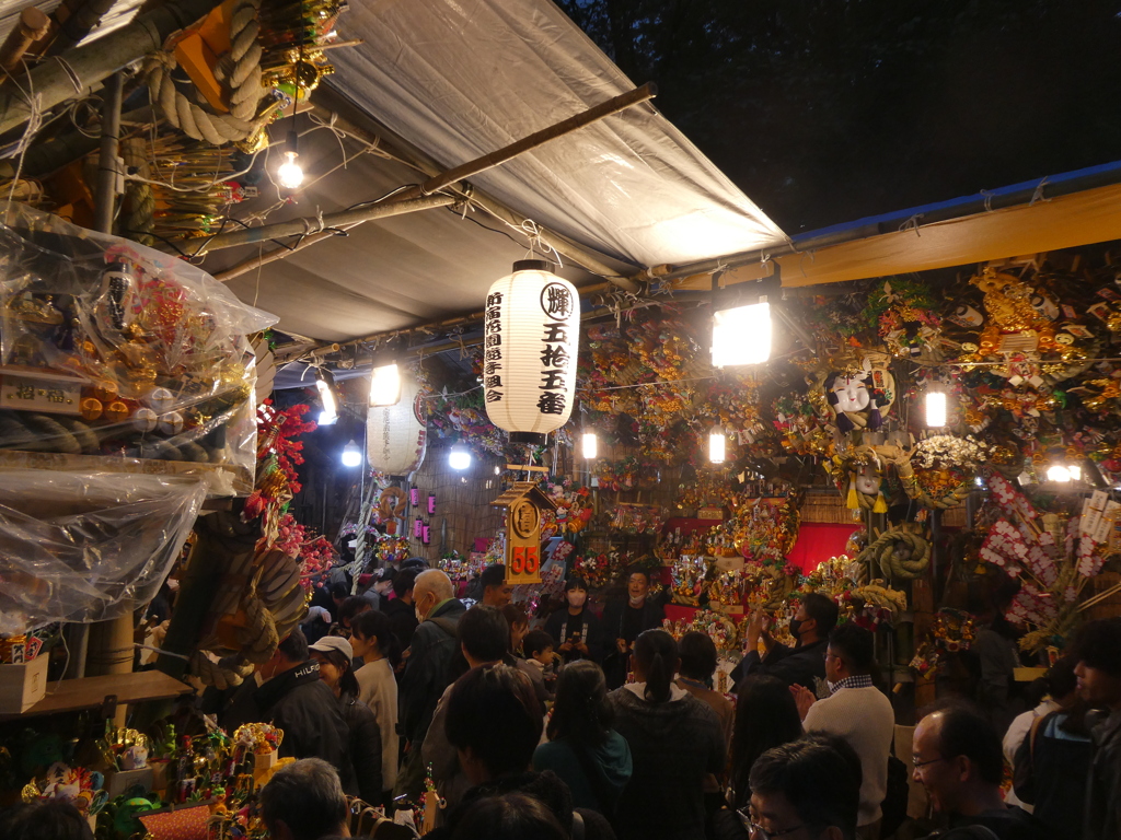 賑わう酉の市