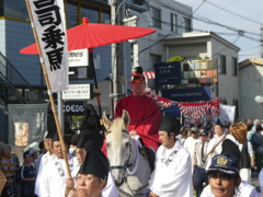 神馬に乗った宮司さん