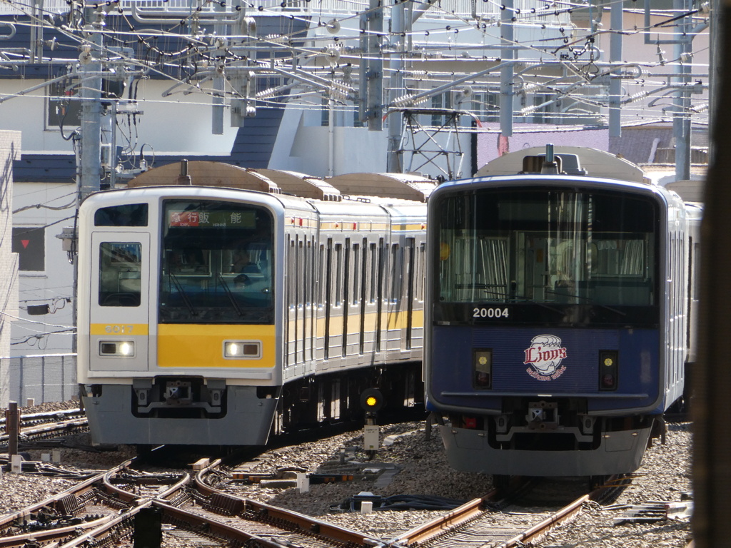 黄帯の6000系とライオンズ号