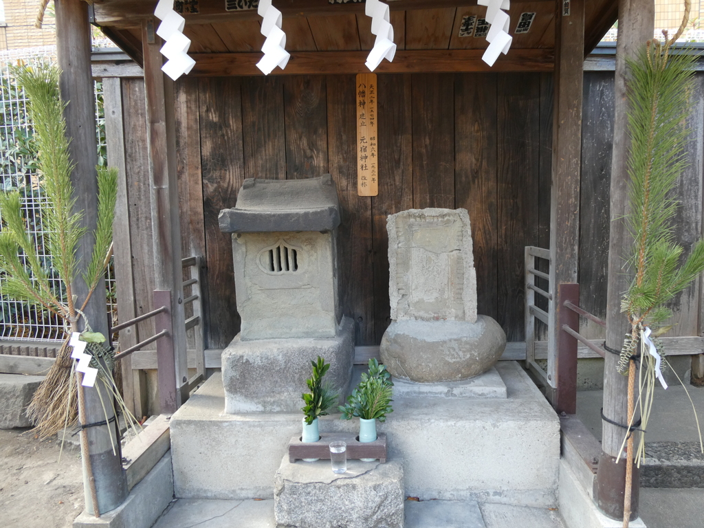 石の祠と八幡宮の額