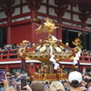 浅草寺前を通る神輿(３)