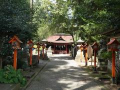朱里の灯篭と芳賀安住神社