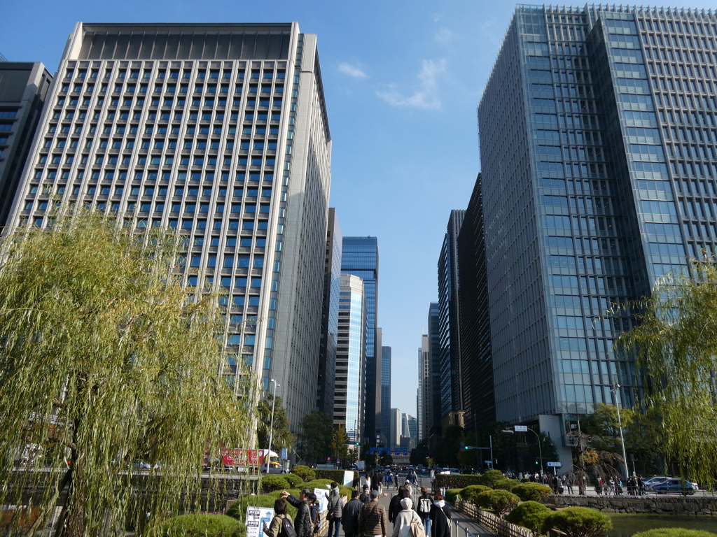 皇居大手門から大手町ビル群を望む