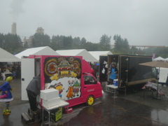 並ぶキッチンカーたち