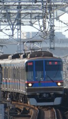 カーブを曲がる都営６３００系