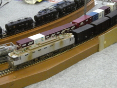 本来なら隣の貨車を牽いているはず・・・