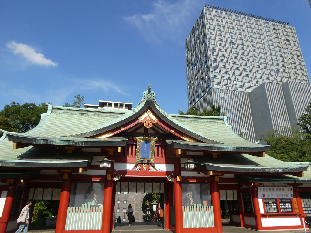 赤坂日枝神社随神門と東急キャピトルタワー