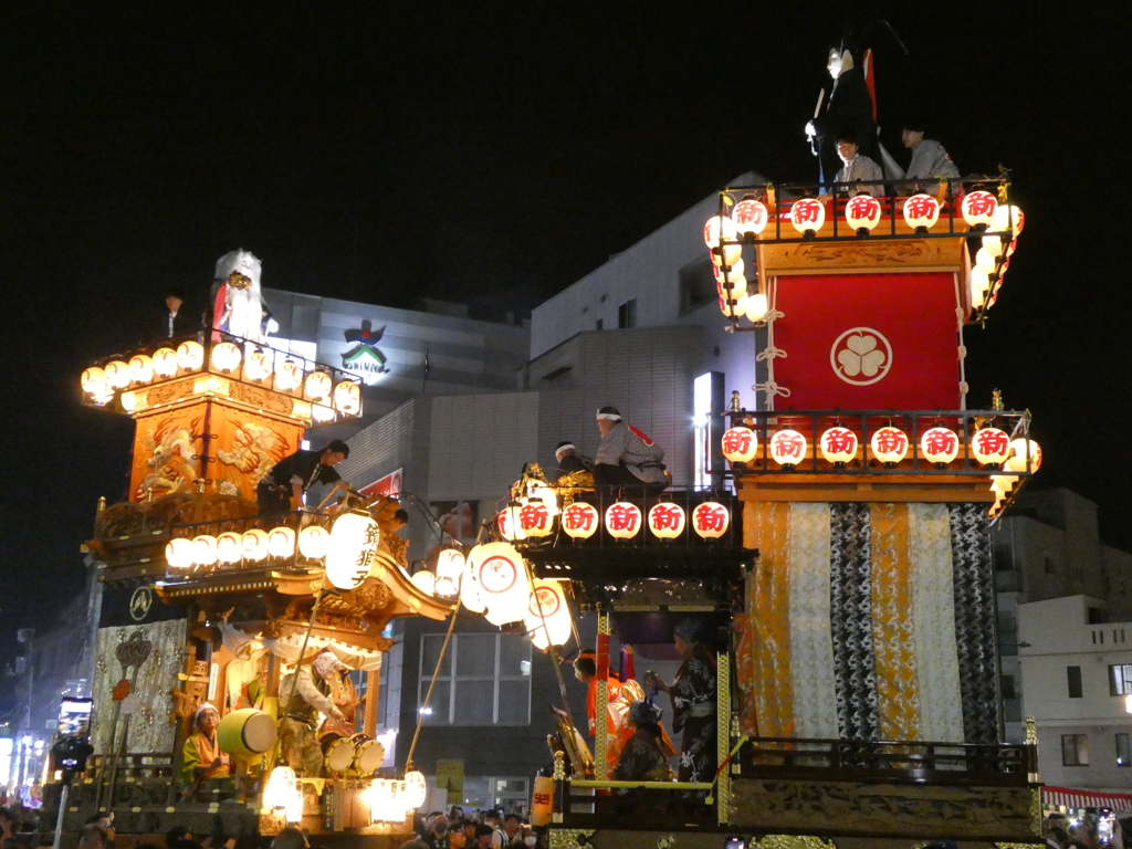 曳っかわせ(新富町二丁目の山車と新富町二丁目の山車)