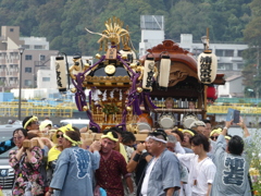 並ぶ神輿