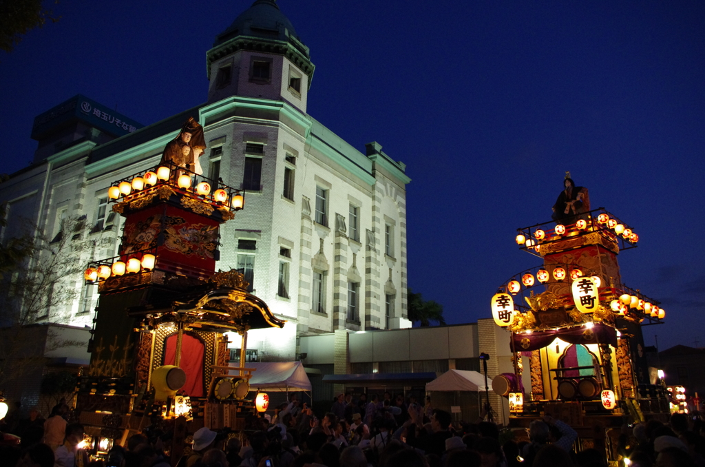 銀行の前で・・・
