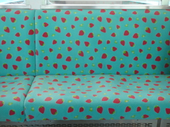 イチゴ柄のシート地（ミントグリーン）