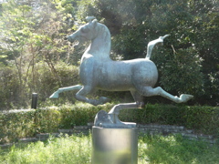 超馬龍雀の像