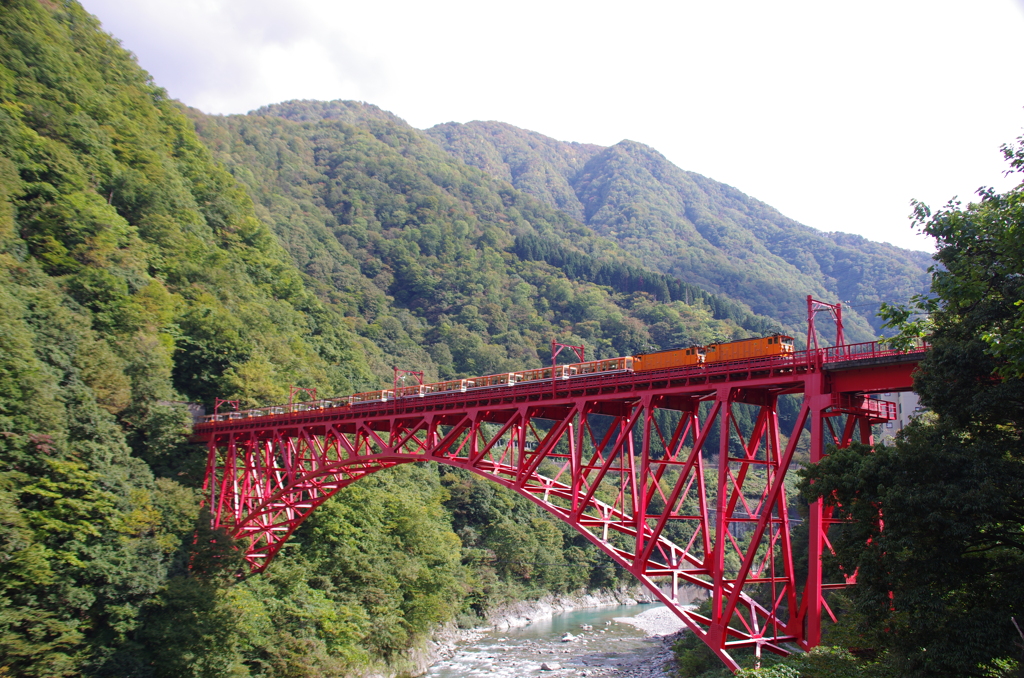 トロッコ列車、新山彦橋を渡る