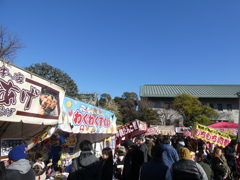 西新井大師の出店街