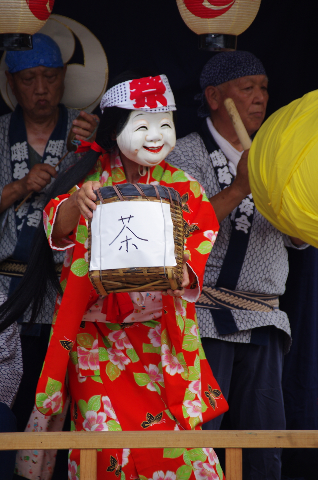 お茶摘みかな