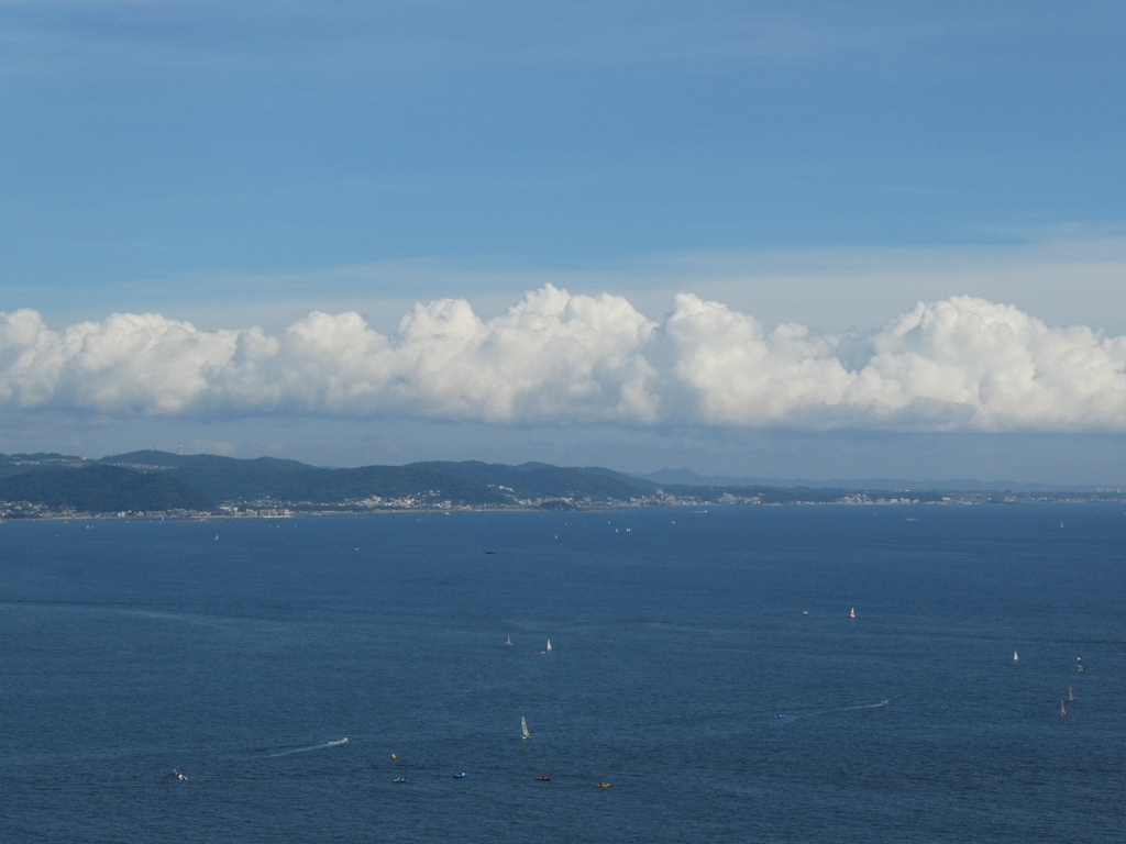 青空、青い海、長い雲