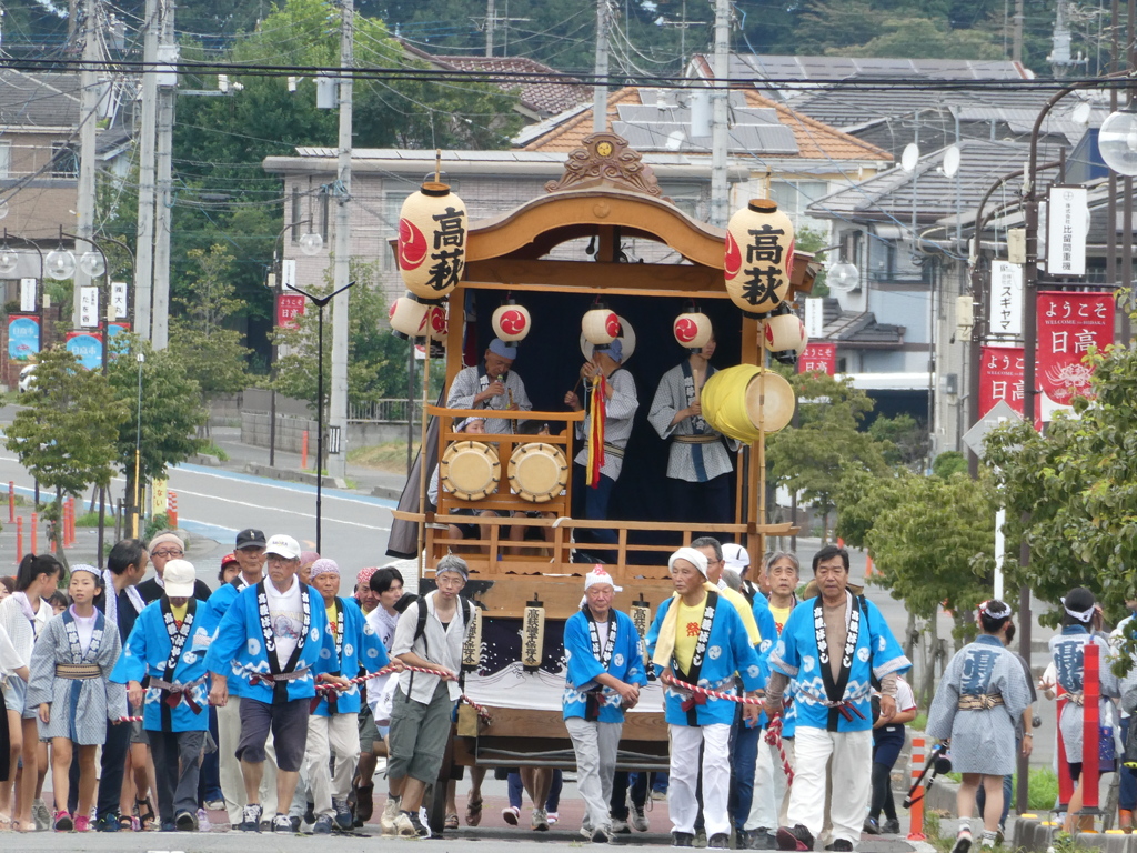 駅に向かって曳行(1)