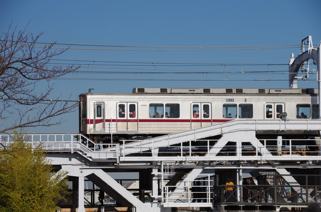 鉄橋を渡り終えた10050系