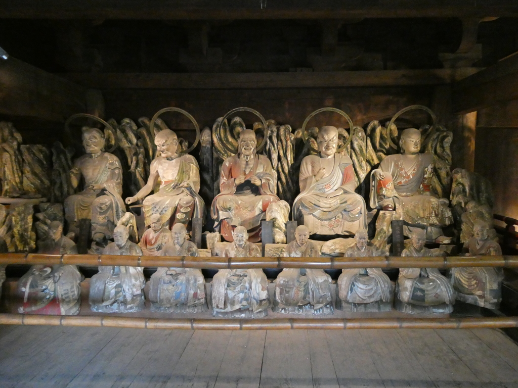 増上寺三解脱門十六羅漢像(左側)