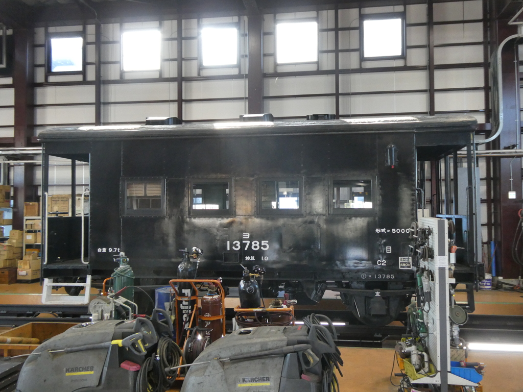 ヨ5000型整備中(カラー)