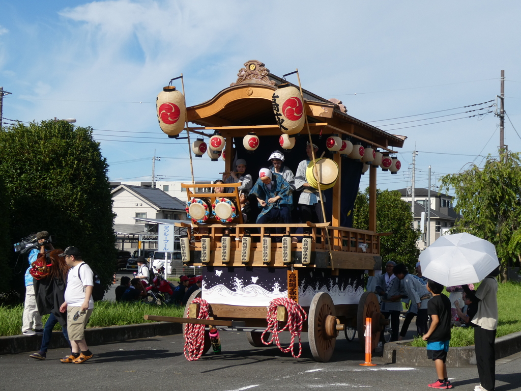 ロータリーで憩う山車