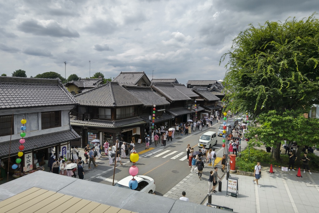 夏の蔵造りの街並み