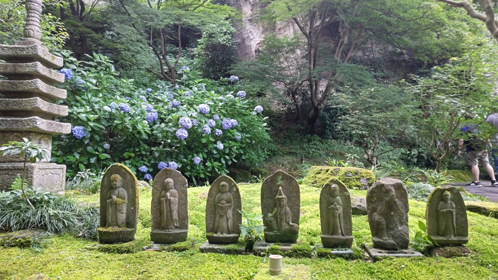 報国寺の石塔・石仏そして紫陽花