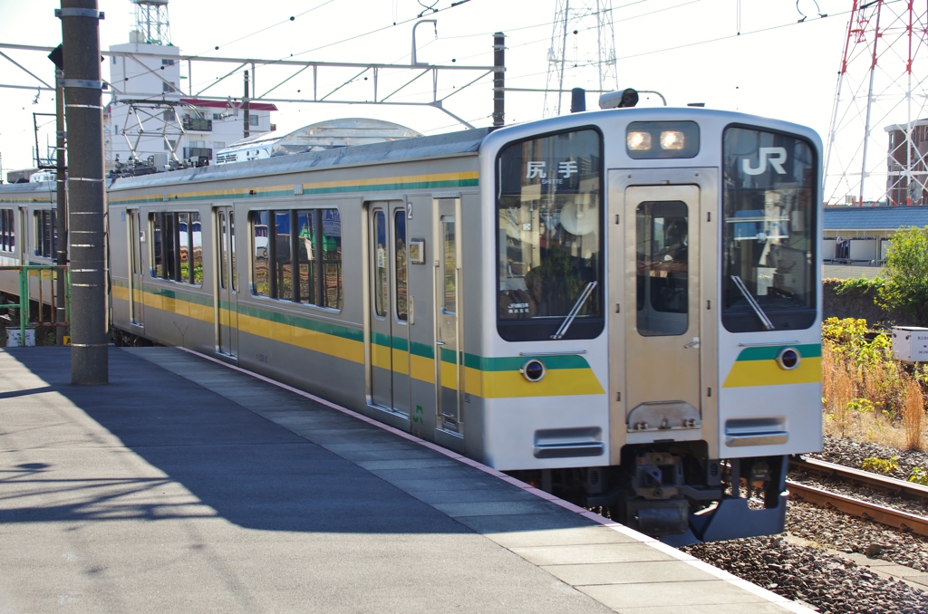 E127系、尻手駅に入線