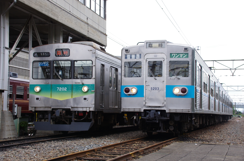 電車二本並び