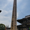 回向柱に太陽輝く