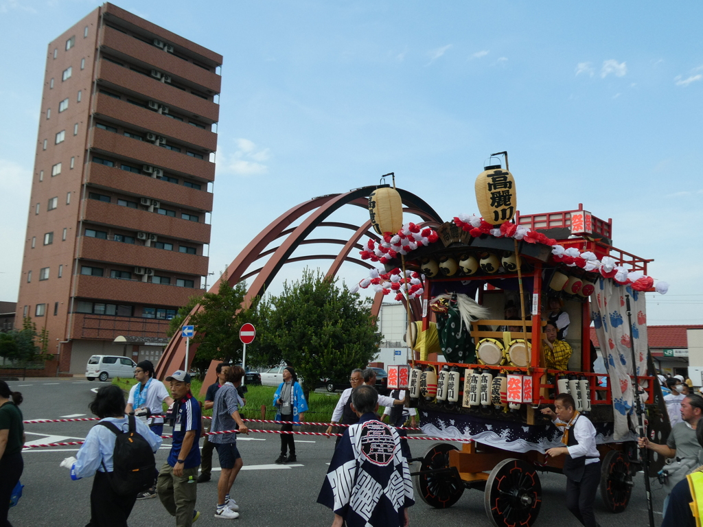 高麗川駅ロータリーを通る