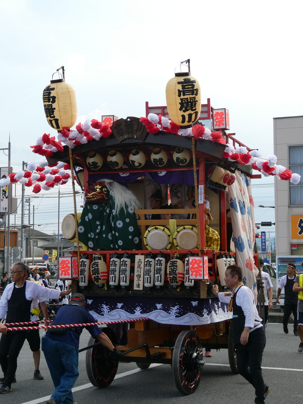 高麗川駅前を通る。