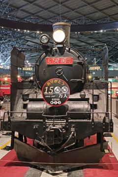C57-135「鉄道博物館来館者1500万人突破」記念ヘッドマークを付けて