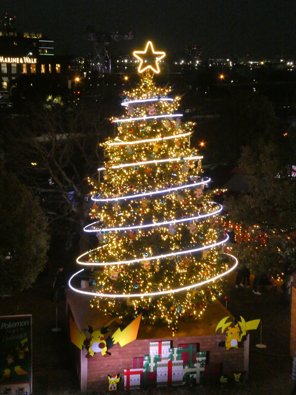輝くポケモンクリスマスツリー