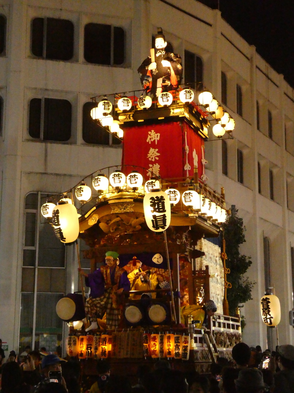 モダンな建物と山車