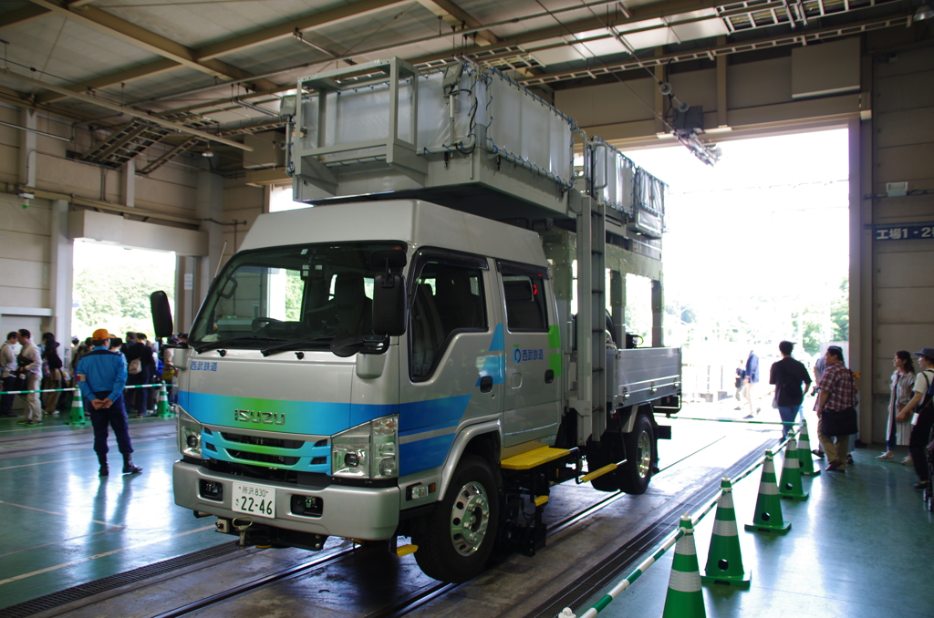 軌陸車(架線作業車)