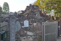 池袋氷川神社の富士塚(1)