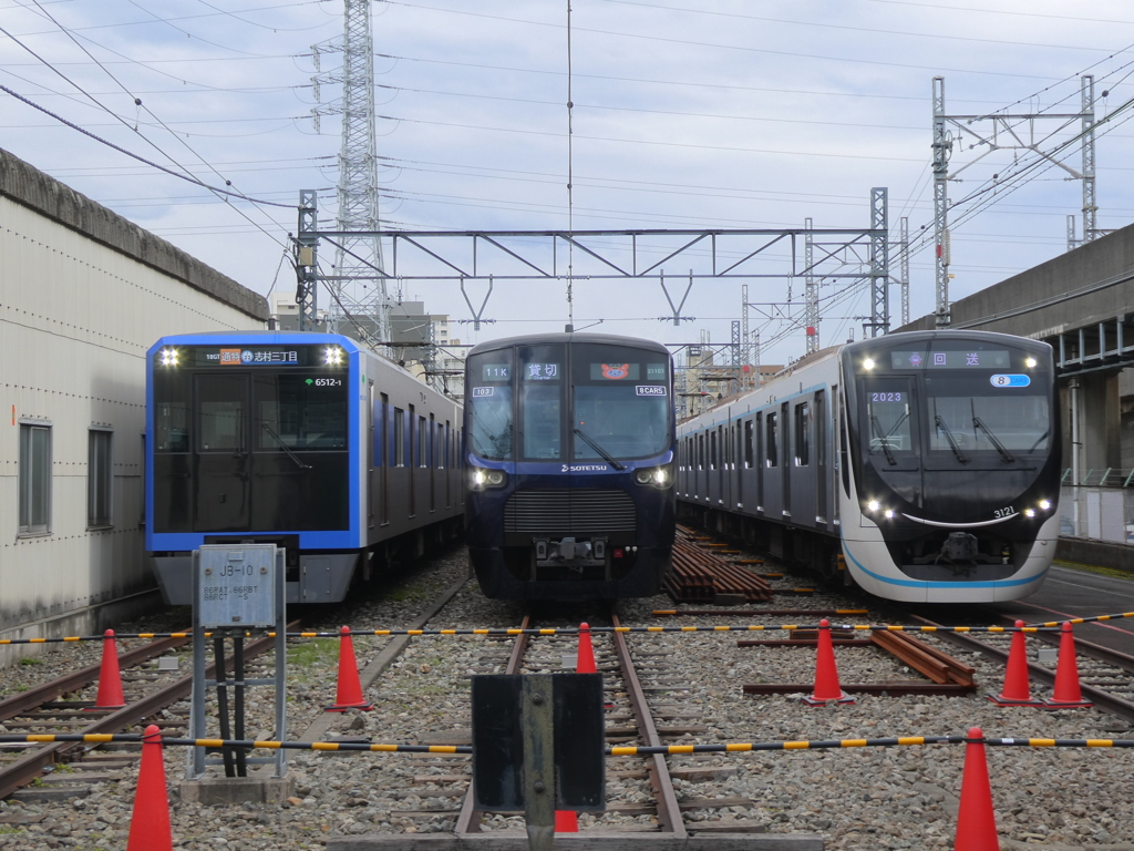 車両展示会場の外から