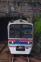トンネルを抜けた京成3700系