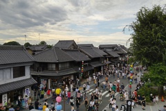 祭りで人でにぎわう蔵造りの街