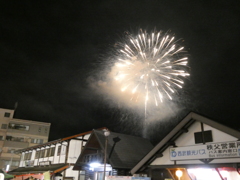 西武秩父駅と打ち上げ花火