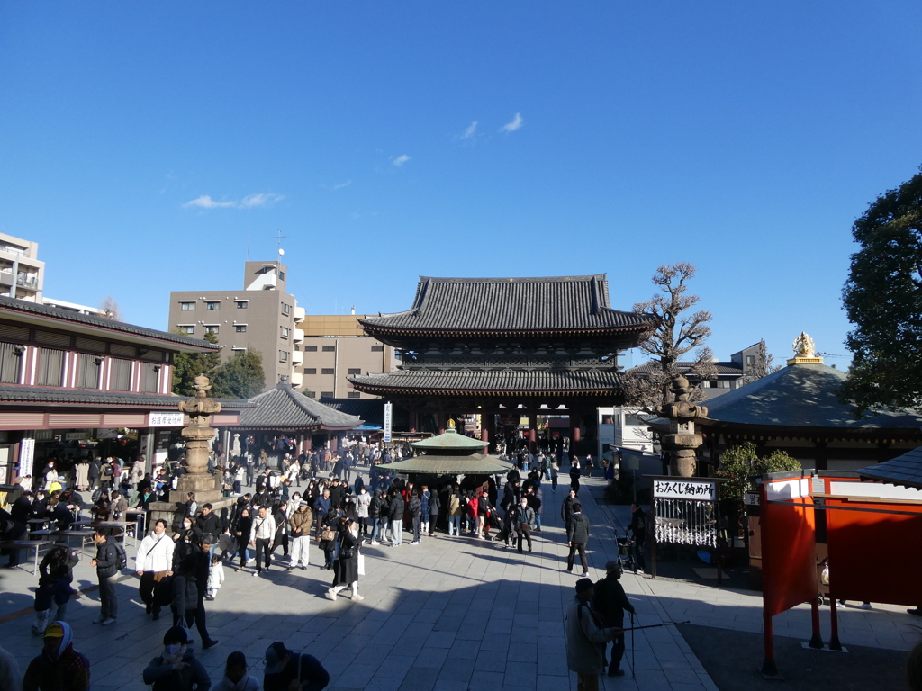 川崎大師遍照殿から山門を臨む