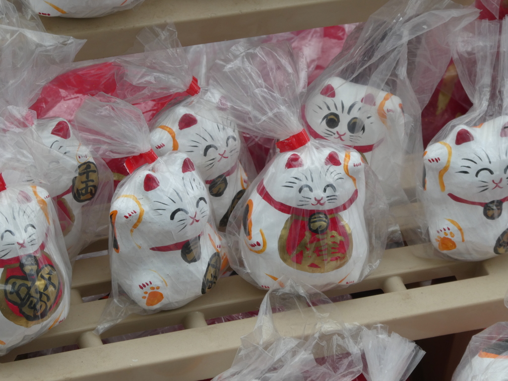 丸っこい招き猫たち