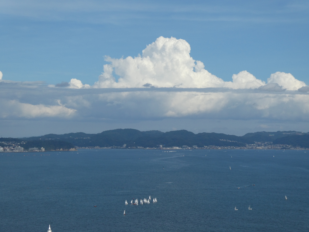 海に浮かぶ入道雲