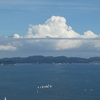 海に浮かぶ入道雲