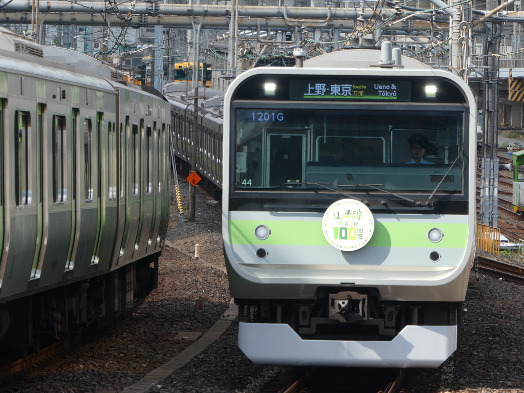 E235系すれ違い