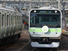 E235系すれ違い
