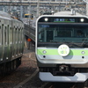 E235系すれ違い